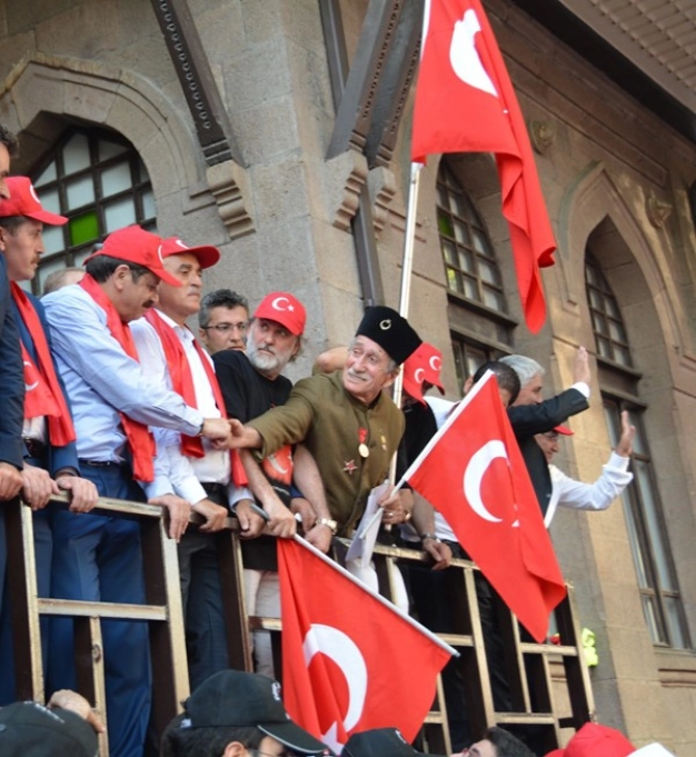 Tek yürek, tek ses
