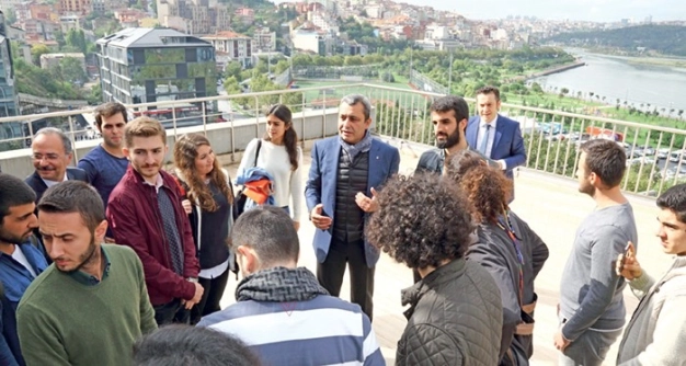 Makam odasının kapılarını öğrencilere randevusuz açtı