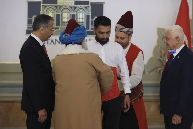‘İlin ahisi’ Kaftan giydi şed kuşandı